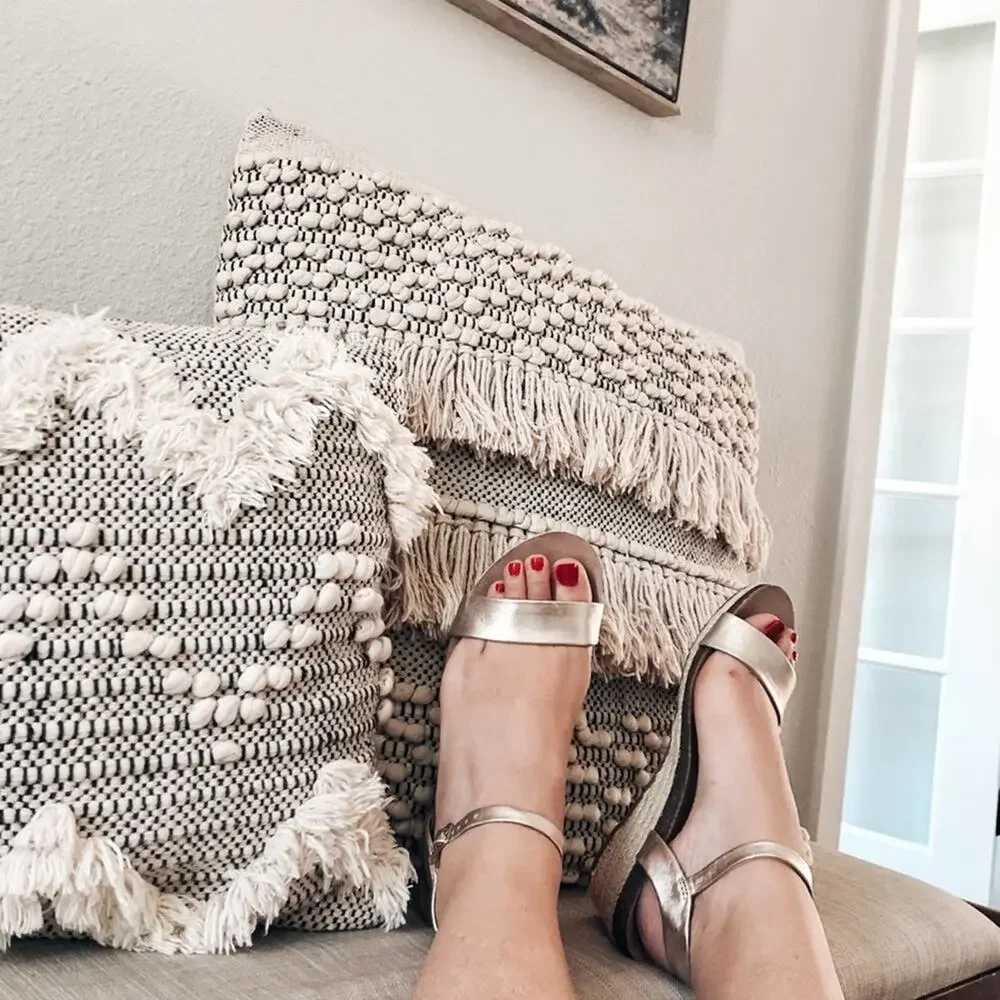 New boutique Francesca’s minimalist gold strap espadrille slide sandals 8.5